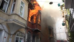 Beyoğlu'nda yangın paniği, mahalleli kendini sokağa attı 
