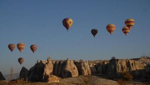 Kapadokya'da balon uçuşları, olumsuz hava şartları nedeniyle ertelendi