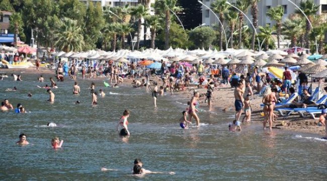 Marmaris'te sıcakta sokaklar boşaldı, plaj ve havuz başları doldu