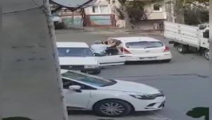 Sarıyer'de kadınla erkek sürücünün trafikteki tekme tokat kavgası kamerada
