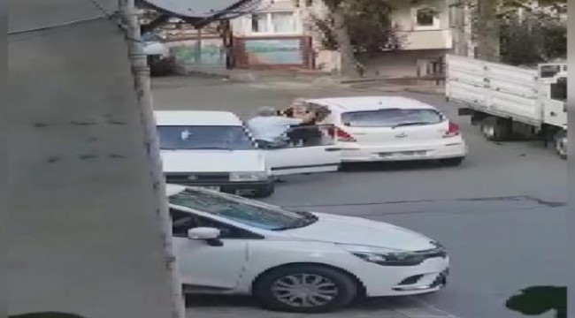 Sarıyer'de kadınla erkek sürücünün trafikteki tekme tokat kavgası kamerada