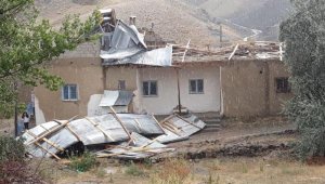 Sivas'ta şiddetli rüzgar çatıları uçurdu