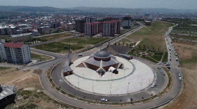 Türkiye'nin ilk ay-yıldızlı camisi yarın ibadete açılıyor