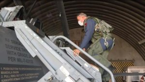 Bakan Akar, F-16 kokpitinden Çanakkale Şehitler Abidesi'ni selamladı