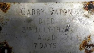 İskoçya'da annenin 45 yıl önce ölen bebeğinin mezarı boş çıktı