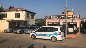 Kozan'da oto galeriye Kalaşnikoflu saldırı: 2 yaralı - Yeniden