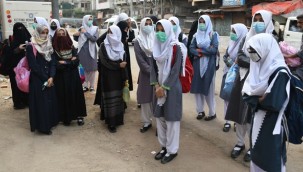 Pakistan'da 6 ay sonra okullar yeniden açıldı