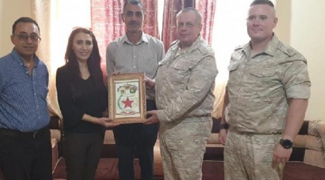 Rus askeri heyeti PYD'li teröristlere plaket verdi