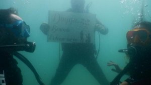 Saros Körfezi'nde su altında sürpriz evlilik teklifi