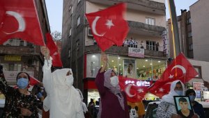 Şırnak'ta çocukları PKK tarafından kaçırılan aileler, HDP binası önünde eylem yaptı