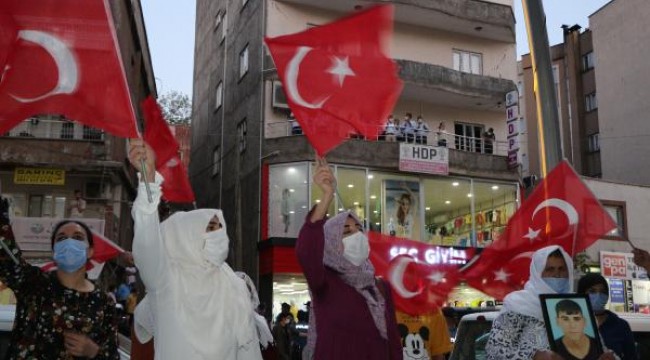 Şırnak'ta çocukları PKK tarafından kaçırılan aileler, HDP binası önünde eylem yaptı