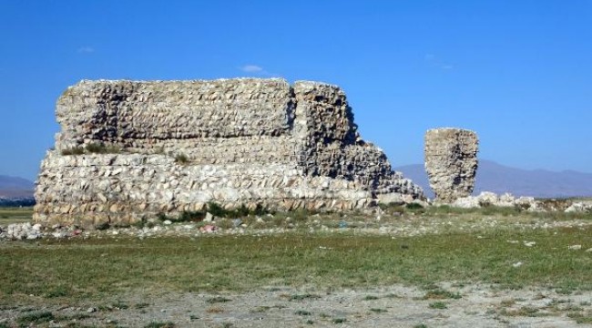 Van Gölü çekilince tarihi Erciş Kalesi ortaya çıktı