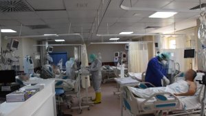Yoğun bakımdaki sağlık çalışanlarının koronavirüs mücadelesi