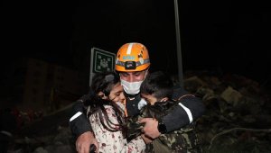 Elif'i çıkaran AFAD görevlisine yaptıkları resim ile teşekkür ettiler