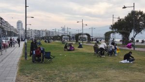 İzmir'de yasağa rağmen Kordon doldu, polis uyardı