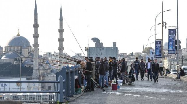 Olta balıkçıları Galata Köprüsü'ne akın etti, önlemler hiçe sayıldı
