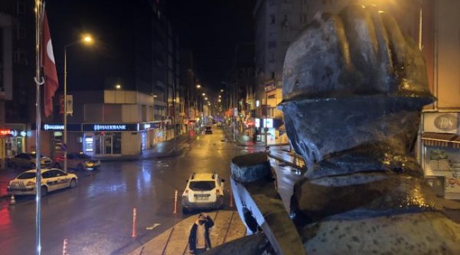 Polis kent merkezini bariyerle kapattı