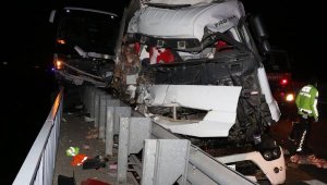 Pozantı'da yolcu otobüsü ile TIR çarpıştı: 4 yaralı