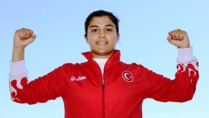 Türk boks tarihinin en başarılı sporcusu Busenaz Sürmeneli