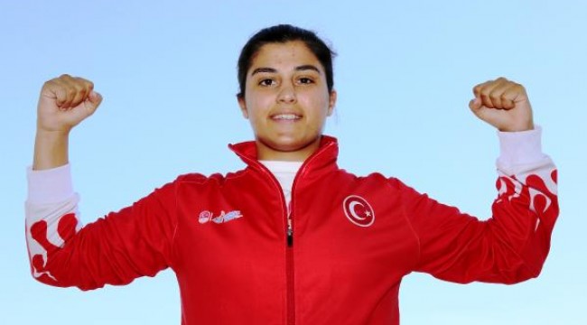 Türk boks tarihinin en başarılı sporcusu Busenaz Sürmeneli