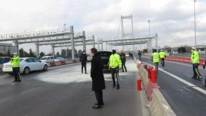 15 Temmuz Şehitler Köprüsü girişinde otomobil yandı, trafik oluştu