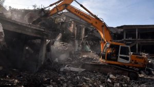 50 yıllık hal binası kontrollü şekilde yıkılıyor