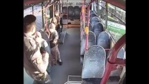80 yaşındaki kadın yasağa rağmen bindiği halk otobüsünden inmemek için direndi