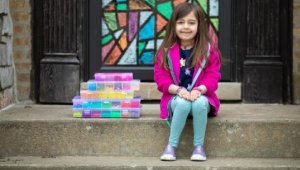 ABD'de 7 yaşındaki kız, bileklik satarak çocuk hastanesine 20 bin dolar bağış topladı