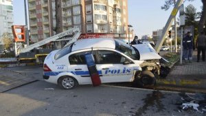 Adıyaman'da otomobil ile ekip aracı çarpıştı: 2 polis yaralı