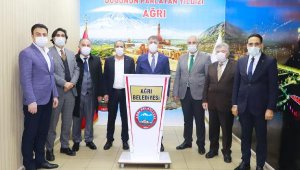 Ağrı'da, belediye başkanlarından Savcı Sayan'a destek açıklaması