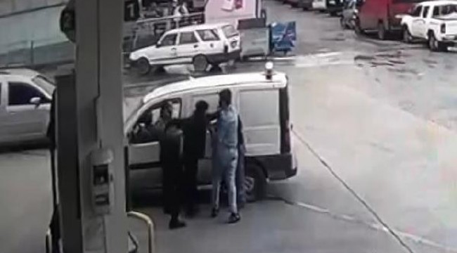 Akaryakıt istasyonunda sürücüye saldırı anı güvenlik kamerasında