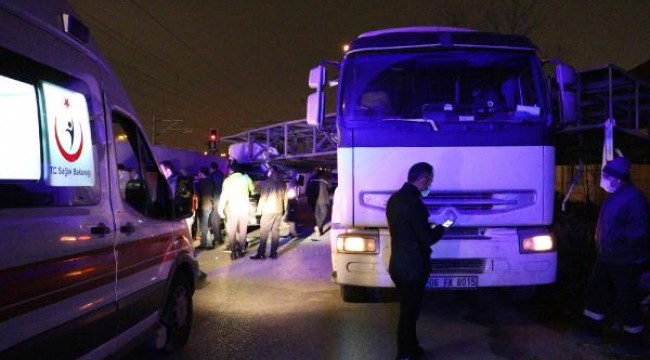 Ankara'da servis minibüsü, TIR üzerindeki dev tabelaya çarptı: 8 yaralı