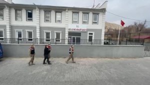 Bitlis'te 15 kişilik minibüste 53 kaçak göçmen yakalandı