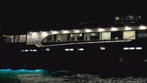Denizde parti yapılan tekneye polis baskını