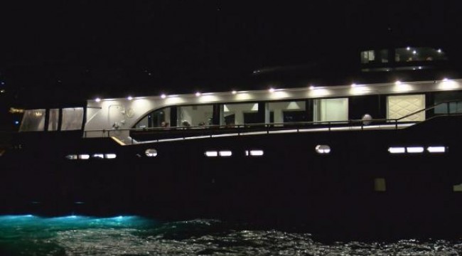 Denizde parti yapılan tekneye polis baskını