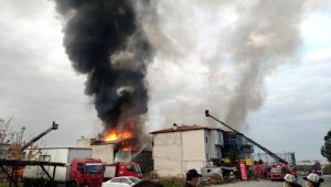 Deterjan fabrikasında yangın, dumanlar gökyüzüne yükseldi