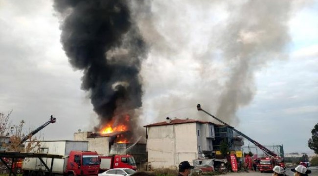 Deterjan fabrikasında yangın, dumanlar gökyüzüne yükseldi