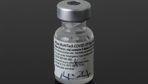 Dünyada ilk uygulanan Covid-19 aşısının şişesi ve şırıngası müzeye konuldu