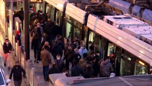 Fatih Aksaray'da tramvay kapısı kalabalıktan kapanmadı