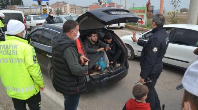 Hatay'da 5 kişilik araçtan 12 kaçak göçmen çıktı
