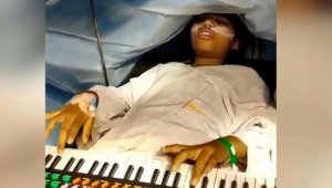 Hindistan'da 9 yaşındaki kız beyin ameliyatı sırasında piyano çaldı