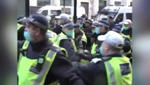 İngiltere'de koronavirüs protestosunda 27 gözaltı