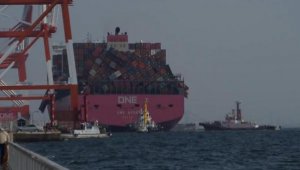 Japonya'da fırtınaya yakalanan kargo gemisindeki iki bin konteyner devrildi