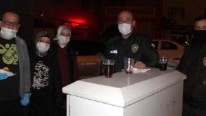 Kayseri'de, eksi 2 derecede görev yapan polislere vatandaştan çay ve poğaça ikramı