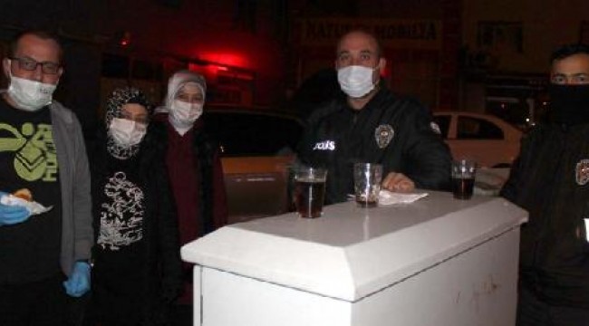 Kayseri'de, eksi 2 derecede görev yapan polislere vatandaştan çay ve poğaça ikramı