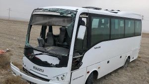 Konya'da lastiği patlayan midibüs devrildi: 14 yaralı