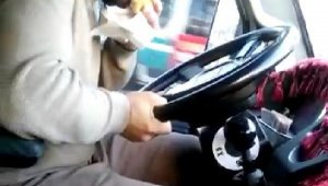 Minibüs şoförü, direksiyon başında yemek yiyerek yolcu taşıdı