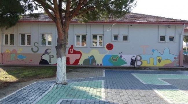 Okul duvarlarını gönül gözüyle renklendiriyor