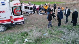 Sağlık personelini taşıyan araç şarampole devrildi: 1 ölü, 12 yaralı