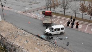 Sivas'ta 'buzlanma' kazası; hafif ticari araç, 10 metreden mesire alanına düştü